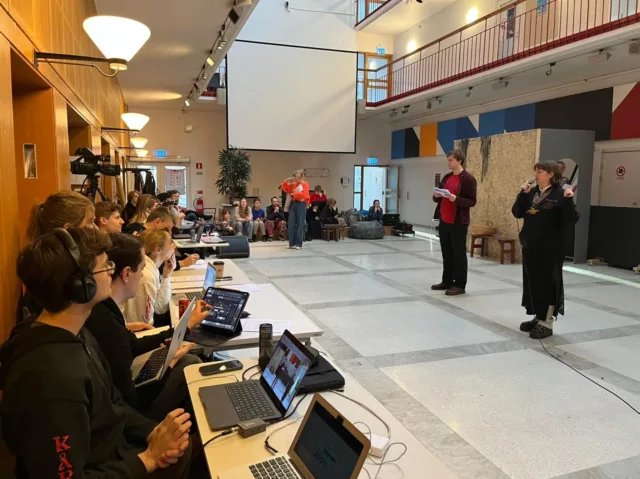 I lördags hade vi Checkis som är vårt första ordentliga genomdrag för alla grupper. För första gången fick hela spexet se scengruppen spela igenom manus på scen! Även de dansnummer och sånger som hade hunnit repas in visades upp och orkestern hade hunnit repa in flera låter som vi fick lyssna på. Från KMP och Tekniken presenterades skisser och provisoriska scenbilder ställdes upp som gav en bild om hur den färdiga scenografin kommer bli med placering av väggar och liknande. Det var fantastiskt kul att få se spexet börja ta form!

Efter genomdrag har vi vanligtvis fest, men den här gången avslutades dagen istället med en alkoholfri spelinspirerad ✨Aktivitet✨