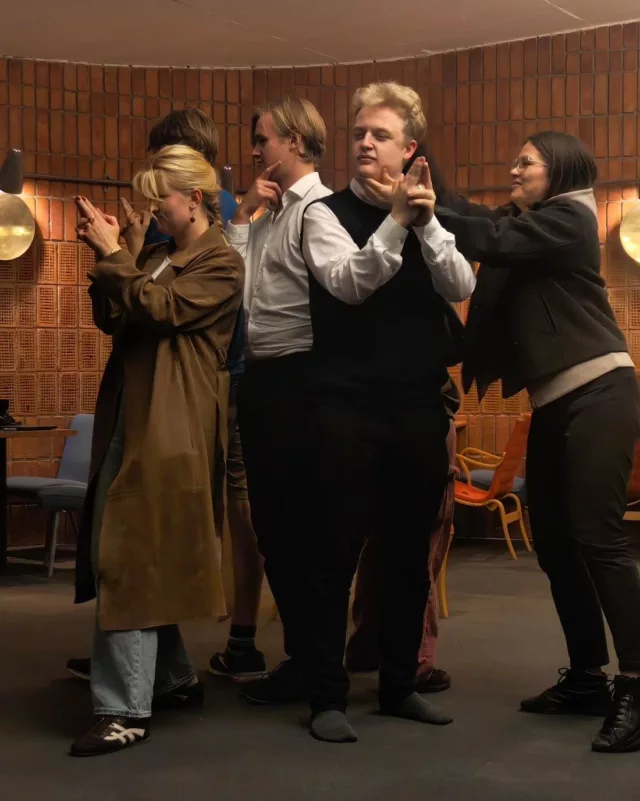 Det är inte bara att lära sig manus och repa scener, sång och dans som scengruppen håller på med. Skådis har bland annat arbetat mycket med olika dramaövningar och övat på att improvisera, bearbeta olika scener från äldre dar och scengruppen har fått lära känna varandra för att skapa en gruppdynamik🌟 Det kan bli väldigt kaotisk men väldigt väldigt kul under repen😄