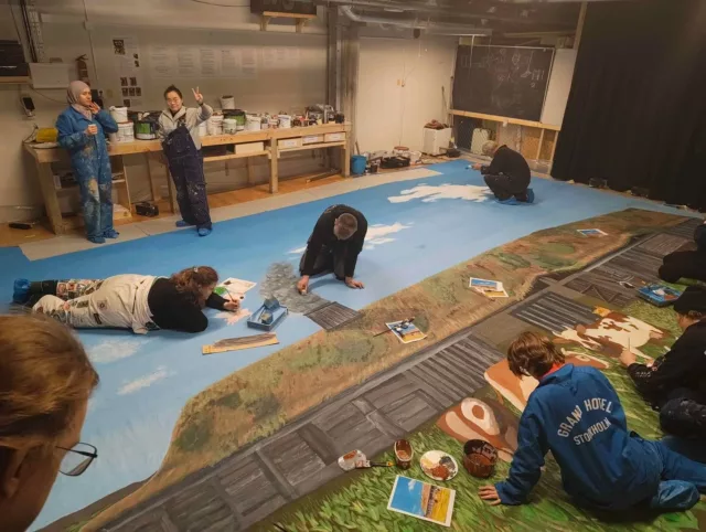 I mellandagarna bjöd tekniken in hela spexet för att hjälpa till med årets fondmålning 😀

Vi har sytt, målat, fikat, skissat, målat, ätit lussevåfflor, och målat ännu mer. Sista dagen brandsäkrade vi och fäste upphängningspinnen. Det blev mycket mätande för att få allt rakt!