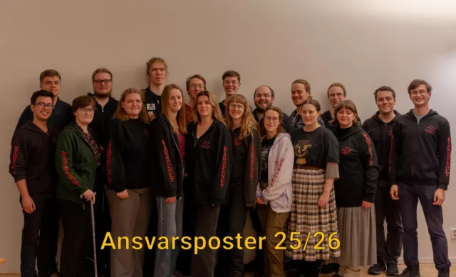 Nu när det börjar närma sig premiär, här är personerna som planerat, strukturerat, genomfört träffar och gått på möten de senaste månaderna för att slutligen knyta ihop säckarna till det som ska bli årets spex 🌟De finns till och ser till att våra medlemmar har det bra och att dem får de bästa förutsättningarna för att kunna utföra sina arbeten samtidigt som de bidrar med en god stämning i spexet!Vad hade vi gjort utan våra fantastiska ansvarsposter? 🫶🏻 Boka era biljetter nu och få chansen att se deras hårda arbete ta plats på dieselverkstans scen i februari, vi ses där! 😄