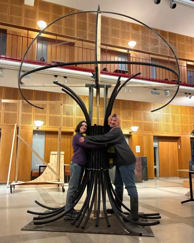 Smygis i lördags, dvs sista stora genomdraget innan premiär! Fullttt av spännande dekor, som ni ser 👀 Det övades också nya musiknummer, togs gruppbilder, och QM fixade en väldigt trevlig sittning. Consensus var att premiären blir riktigt kul! 🌟🫶Kom och kolla hörni! Dieselverkstaden 20-22 februari.
🎟️: karspexet.se/biljetter