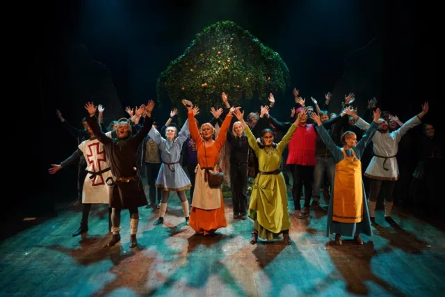 Wow, vilken premiär vi hade!🌟 Vi vill tacka alla som kom och hoppas ni hade minst lika roligt som vi hade! 🤩
Missade ni den här omgången? Ni behöver inte vara oroliga, vi kommer tillbaka igen i april och spexar för er! Biljetterna släpps inom kort!✨