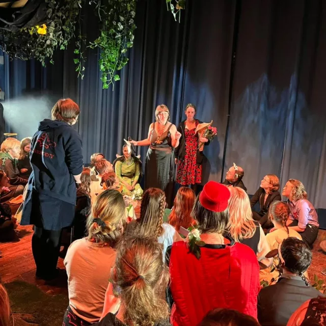 BTS från premiärhelgen!🌟

Vi spenderar flera timmar på teatern innan publiken släpps in. Men vad gör vi egentligen bakom scen som ni inte får ta del av? 🫢 
KMP ser till att sy färdigt de sista detaljerna i kostym, sminkar och fixar hår. Orkestern värmer upp och testar soundet både själva och tillsammans med scengruppen. PR förbereder sig för publik, tekniken bygger ihop sin dekor, scengruppen är lite överallt och ingenstans medan Lambda gömmer sig uppe i Front of House 😉 Men i allmänhet har vi det bara otroligt mysigt tillsammans!😊