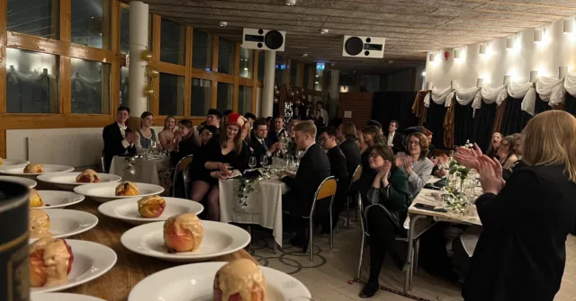 Ingen ordentlig premiäromgång utan att fira det med en premiärfest🌟I lördags hade vi premiärfest och QM hade gjort det otroligt fint med dekorationer, mat och dryck! Det vart en väldigt lyckad fest!😄 Här får ni lite utvalda bilder från kvällen, från när QM förbereder, till när festen är igång enda in på småtimmarna!✨