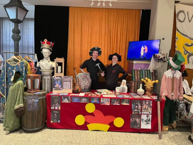 Idag var det öppet hus på KTH! Vi var där och pratade om oss själva, studentliv i allmänhet och vilka olika kulturföreningar som finns på KTH.Vi satte upp en liten ”monter” med massa saker från förråden och flyers och bilder som PR-gruppen hade fixat. Den var ungefär som spexet. Fin på framsidan och mycket fika och förlängningssladdar på baksidan.