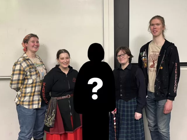 Vi har haft Vårmöte! 🐰🌸
På vårmötet brukar vi välja nästa års direction, och också prata om massa andra viktiga saker. Förra veckan, då årets vårmöte hölls, fick vi dessutom besök av jubileumsdirectionen som var där och berättade om planerna för jubileumsspexet 2027 och manusgruppen 26/27 som presenterade vinnaren av synopsistävlingen för nästa års manus 🤫Men viktigast var såklart att vi tillsatte 4 av 5 medlemmar (Directeur, Eko-C och två ledamöter) till nästa års direction 🎉Ansökan till Producent är fortfarande öppen och formulär för det finns på vår hemsida 😊