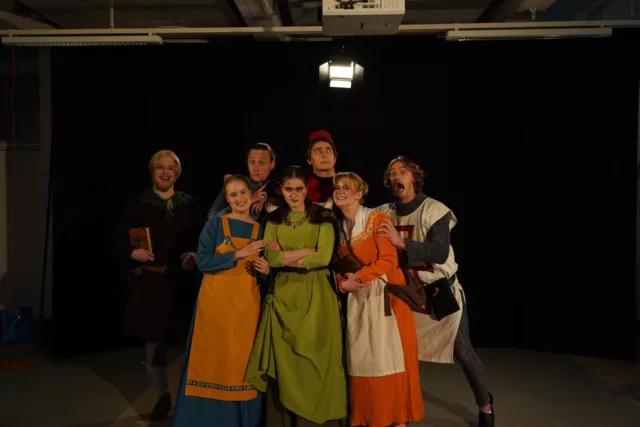 Här är lite bakom kulisserna-bilder från fotograferingen av vår nya affisch 📸

Det var många grupper som var inblandade. PR var där och hade en ✨kreativ vision✨, KMP var där och hjälpte till med smink och hår, lambda var där och byggde en hemmagjord fotostudio och så var skådis där för att bli fotograferade såklart!

Kolla in vårt senaste inlägg för att se hur den färdiga affischen blev 🌟