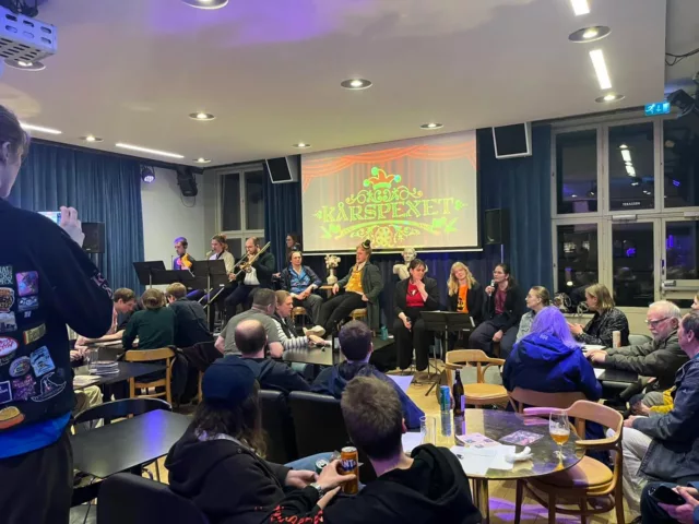 Tack till alla som besökte oss på THS kulturpub under kulturnatten 🌟Det blev en trevlig kväll med många fina uppträdanden från oss, våra vänföreningar och alla som deltog på den öppna scenen.Vill ni se mer av oss så har ni chansen redan nästa helg då vi spelar omgång 2 av Kårspexet Vinland - en spännande historia om upptäcktsresande och vikingar på 1490-talet. Vi utlovar humor, drama och massvis med musik.🗓️ 25/4 kl 14:30
🗓️ 26/4 kl 15:00
🎟️ karspexet.se/biljetterFöreställningarna arrangeras i samarbete med ABF Stockholm och med stöd av Nacka kommun och Ung Teaterscen.#kulturnattsthlm