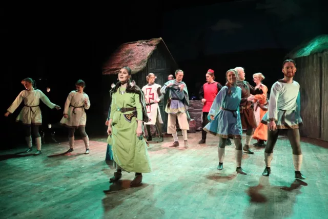 Nu tackar vi återigen för oss! Vi har haft en intensiv men rolig helg med 2 föreställningar och en fest. Tack till alla som kom och kollade 🌟Dags att pusta ut lite och ladda batterierna inför vår sista föreställningsomgång i höst. Men innan vi helt tar sommarlov hinner vi med lite mer roliga saker, bland annat bjuppfest dit vi bjuder in alla våra vänner i maj 🌸🌷